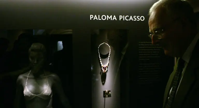 Ihre-grellen-Schmuckkreationen-fielen-auf