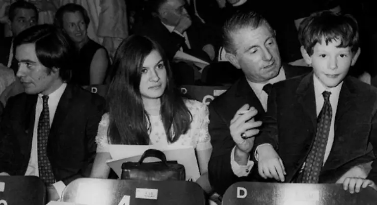 Sie-beschloss-eine-Ausbildung-in-Schmuckdesign-anzufangen