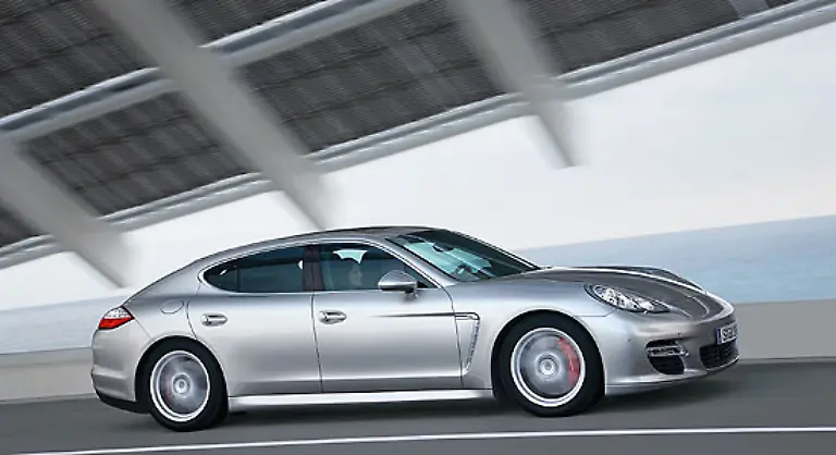 Das-Spitzenmodell-ist-der-Panamera-Turbo-Bild-Dank-Biturbo-Technologie-leistet-der-Bolide-bis-zu-500-PS-Er-koennte-sogar-mehr-doch-die-volle-Kraftentfaltung-wird-begrenzt
