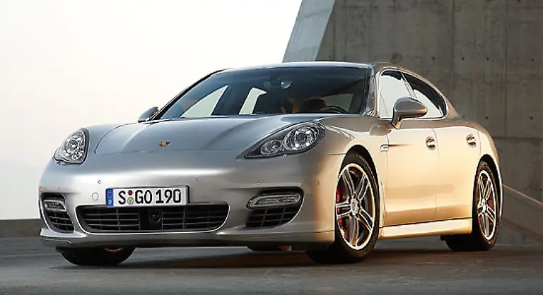 Lange-war-er-geheimnisumwittert-Ein-Stilbruch-stand-im-Hause-Porsche-bevor-so-munkelte-man-Ein-Sportwagen-mit-vier-Sitzen-sollte-es-werden-Darauf-hat-die-Welt-gespannt-gewartet