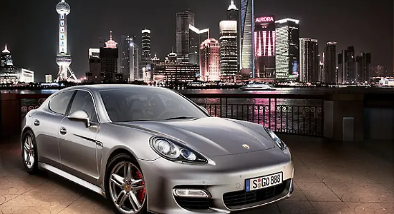 Als-Zeichen-gegen-die-Krise-sehen-die-Zuffenhausener-ihren-Viersitzer-Auch-deshalb-wurde-die-chinesische-Metropole-als-Ort-der-Weltpremiere-veroeffentlicht-Hier-scheint-die-Auto-Welt-noch-in-Ordnung