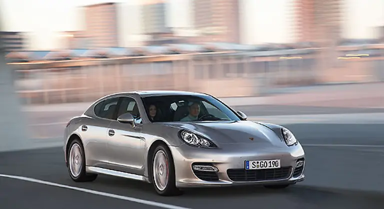 Damit-schafft-er-es-in-4-2-Sekunden-von-0-auf-100-Kilometer-pro-Stunde-Im-Mittel-soll-sich-der-Familien-Porsche-dabei-nur-12-2-Liter-Kraftstoff-genehmigen
