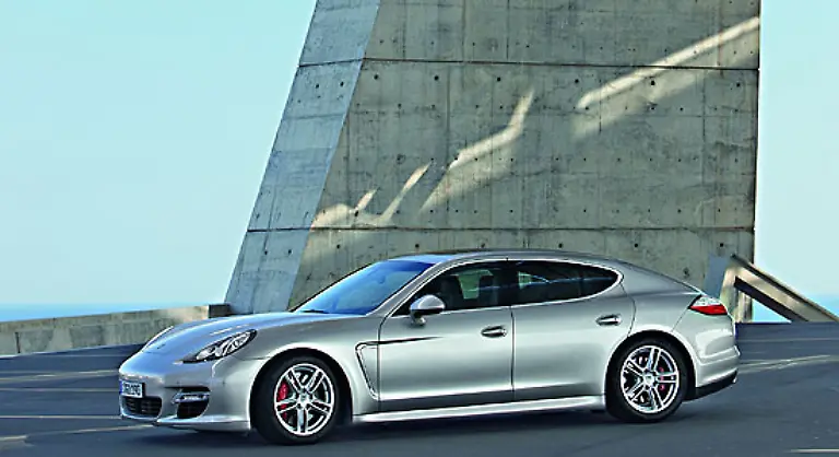 Daneben-gibt-es-den-Panamera-S-mit-nur-400-PS-und-einem-Verbrauch-von-10-8-Litern-Der-Panamera-4S-bringt-zu-dem-selben-Motor-noch-einen-aktiven-Allradantrieb-mit