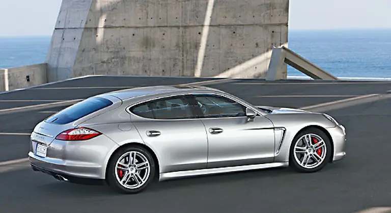 Mit-der-Investition-will-man-in-der-Ecke-der-edlen-und-teuren-GranTurismo-Automobile-wildern-Konkurrenten-sind-der-Mercedes-CLS-und-der-Maserati-Quattroporte