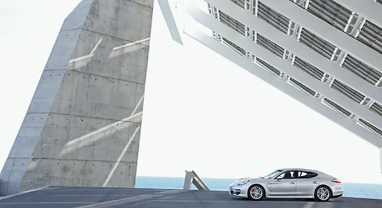Die-Silhouette-mit-dem-langen-Schwung-erinnert-in-ihrer-Form-sehr-an-den-Ur-Porsche-den-356-Die-Front-ist-dem-klassischen-911er-in-der-aktuellen-Form-nachempfunden