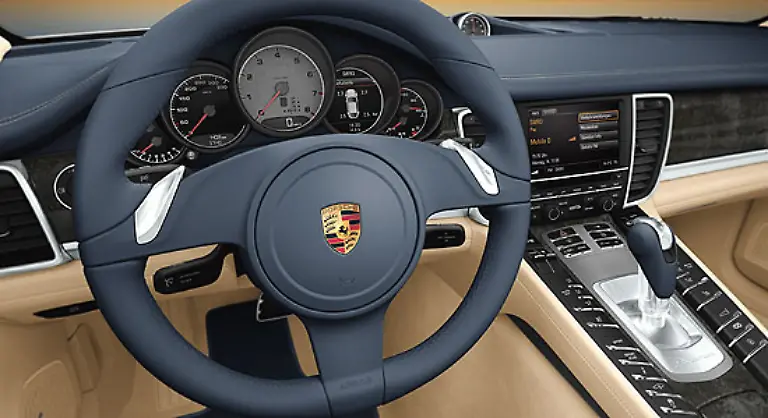 Gleich-fuenf-Rundinstrumente-informieren-den-Fahrer-ueber-alle-wichtigen-Details-des-Autos-In-der-Mitte-ist-die-Steuerungeinheit-fuer-das-Porsche-Doppelkupplungsgetriebe-PDK-und-ein-grosses-Multimedia-Display-zu-finden