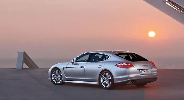 Der-Name-Panamera-stammt-vom-mexikanischen-Langstrecken-Rennen-Carrera-Panamericana-Bei-den-Modellen-911-oder-frueher-beim-356-wurde-bereits-der-Beiname-Carrera-fuer-die-leistungsstaerksten-Modelle-verwendet