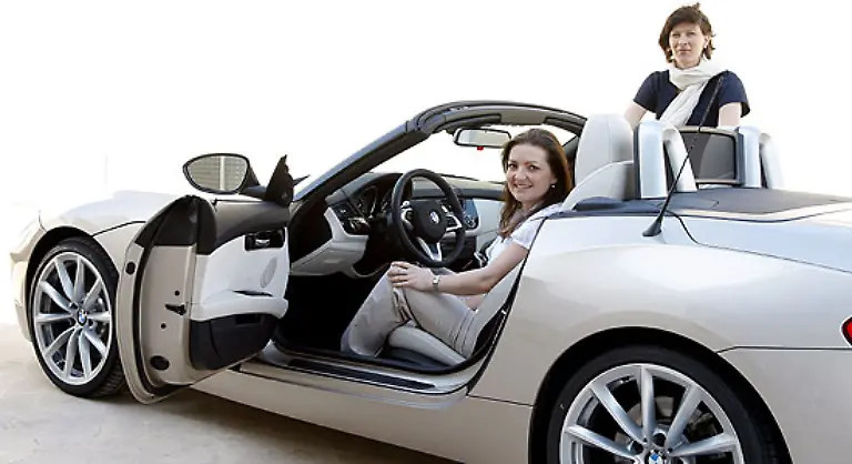 Die-beiden-Designerinnen-die-massgeblich-fuer-die-Gestaltung-des-Autos-verantwortlich-sind-Nadya-Amaout-fuer-das-Interieur-l-und-Juliane-Blasi-r-fuer-das-Exterieur