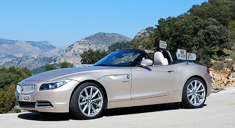 Dank-gemeinsamer-Frauenpower-ist-ein-optisch-sehr-schoenes-Auto-gelungen-Insbesondere-die-Kombination-aus-der-goldenen-Lackierung-und-dem-optionalen-Innendesign-Pure-White-hebt-die-besonderen-Formen-und-Linien-des-Autos-hervor
