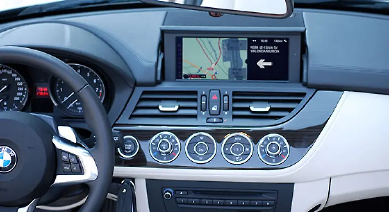 Darueber-thront-das-8-8-Zoll-grosse-Display-des-Multimediasystems-Gesteuert-wird-es-von-dem-iDrive-der-neusten-Generation