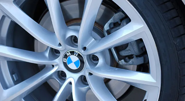 Hinter-den-schoenen-Aluminium-Felgen-mit-Mischbereifung-nur-35i-der-Masse-225-35-R19-vorne-und-255-30-R19-steht-kaum-verborgen-schnoeder-Guss-der-Bremsgehaeuse-Da-haette-etwas-Farbe-Wunder-gewirkt
