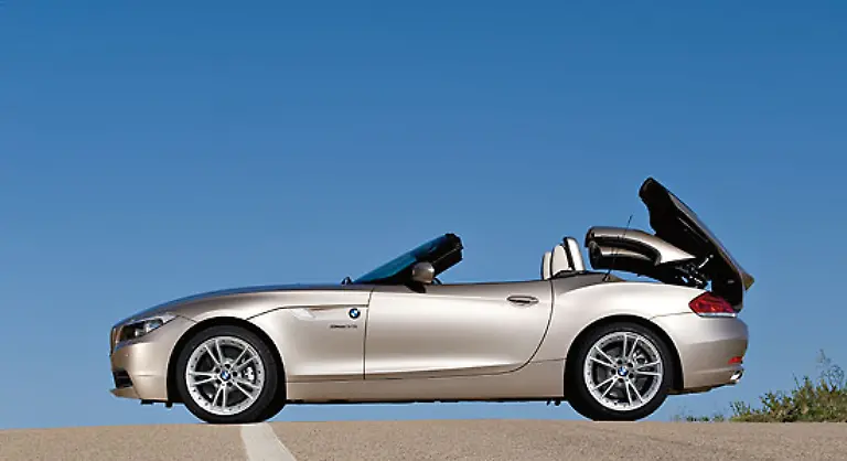 Anders-als-beim-Vorgaenger-haben-die-Muenchner-dem-BMW-Z4-ein-Blech-Klappdach-verpasst