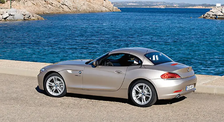 Nach-dem-Schliessen-wird-aus-dem-Roadster-ein-Coup-Der-Kompromiss-ist-gut-gelungen-denn-anders-als-bei-anderen-Autos-mit-Blech-Klappdach-hat-der-Z4-kein-unfoermiges-Heck-abbekommen