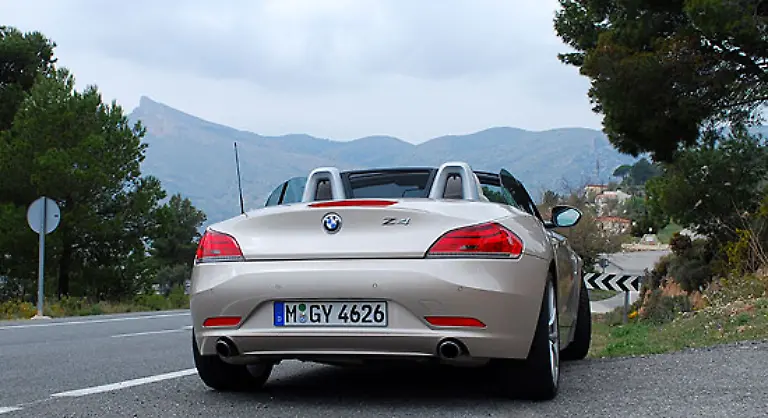 Es-steckt-viel-drin-in-BMWs-neuestem-Roadster-Der-aeusserliche-Spagat-zwischen-Coup-und-Cabrio-ist-gelungen-Allerdings-stoert-die-Stabantenne-am-Heck-den-optisch-ansprechenden-Eindruck
