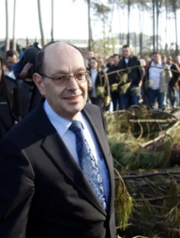 In-den-vergangenen-Wochen-waren-bereits-Topmanager-von-Firmen-wie-Sony-Caterpillar-Scapa-und-3M-von-aufgebrachten-Arbeitnehmern-ueber-Nacht-festgehalten-worden-Alle-sagten-danach-hoehere-Abfindungen-zu