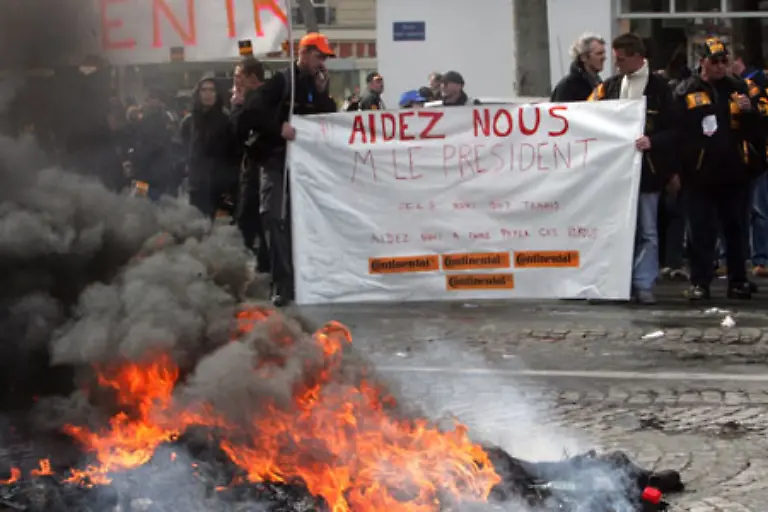 Mehrere-Dutzend-Mitarbeiter-des-Caterpillar-Werkes-im-suedfranzoesischen-Grenoble-hatten-fuenf-Manager-in-einem-Buero-festgesetzt-um-damit-gegen-den-geplanten-Stellenabbau-zu-protestieren