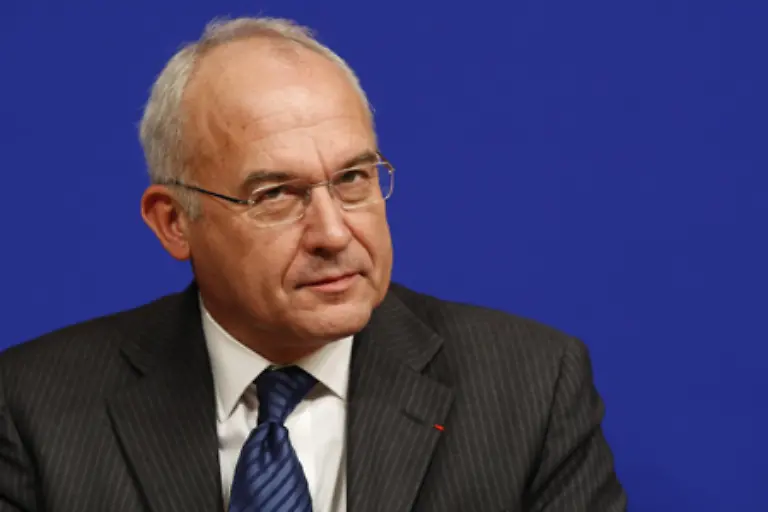 Zum-Abschied-bekam-er-eine-Abfindung-von-3-2-Mio-Euro-zugesagt-was-zwei-seiner-Jahresgehaelter-entspricht