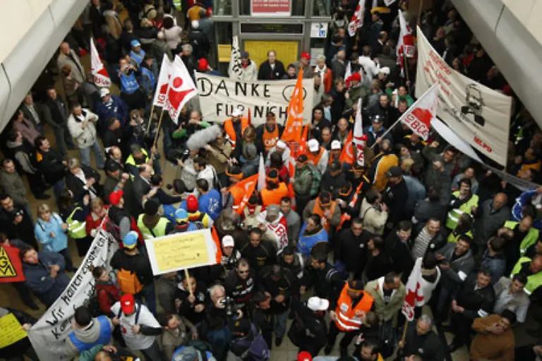 Mehrere-hundert-Beschaeftigte-des-Autozulieferers-Continental-protestieren-anlaesslich-der-Hauptversammlung-des-Unternehmens-gegen-die-geplanten-Werksschliessungen