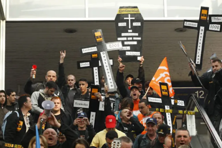 Sie-versammelten-sich-vor-dem-Tagungssaal-in-Hannover-An-der-Demonstration-nehmen-auch-rund-1200-franzoesische-Conti-Arbeiter-teil-die-am-Morgen-mit-einem-Sonderzug-eintrafen