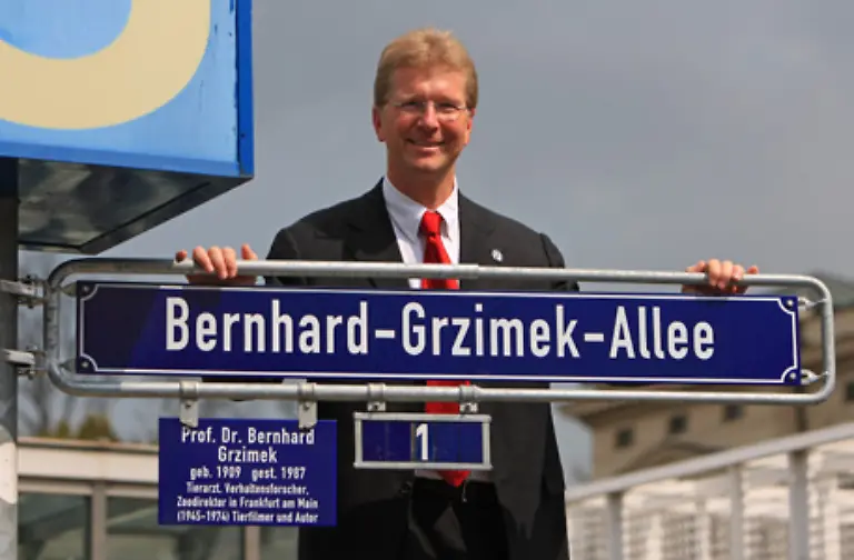 Ihm-zu-Ehren-wurde-am-24-April-2008-dem-99-Geburtstag-die-Strasse-am-Eingang-zum-Frankfurter-Zoo-in-Bernhard-Grzimek-Allee-umbenannt