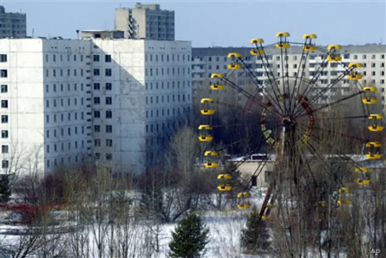 Auf-dem-zentralen-Platz-von-Prybjat-steht-noch-immer-das-Riesenrad-das-fuer-Feiern-zum-1-Mai-aufgestellt-worden-war