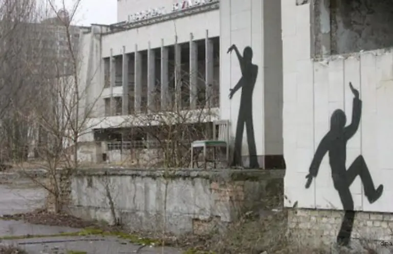 Zum-20-Jahrestag-der-Reaktorexplosion-haben-Graffiti-Kuenstler-aus-Weissrussland-Russland-und-Deutschland-die-verlassenen-Haeuser-in-Prybjat-besprueht