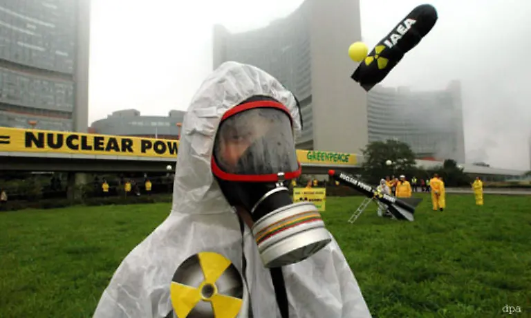 Unsere-Generation-hat-gesehen-wie-diese-Katastrophe-begann-doch-wird-sie-wohl-kaum-ihr-Ende-erleben-heisst-es-in-einem-Greenpeace-Bericht-Die-internationale-Staatengemeinschaft-sollte-diesen-Unfall-zum-Anlass-nehmen-weltweit-aus-der-Atomenergie-auszusteigen