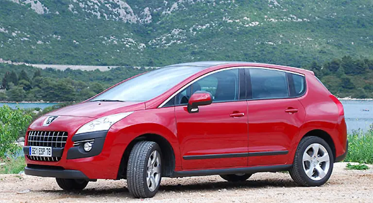 Das-ist-zumindest-eine-interessante-Idee-Mit-dem-Modell-will-Peugeot-vor-allem-neue-Kunden-erobern-Das-Aeussere-des-Neuen-ist-sicher-nicht-jedermanns-Sache-Dennoch-ist-den-Designern-eine-halbwegs-gefaellige-Karosse-gelungen-Auf-den-ersten-Blick-steht-er-recht-hochbeinig-da-Vorne-weisst-der-peugeot-typische-grosse-Maul-auf