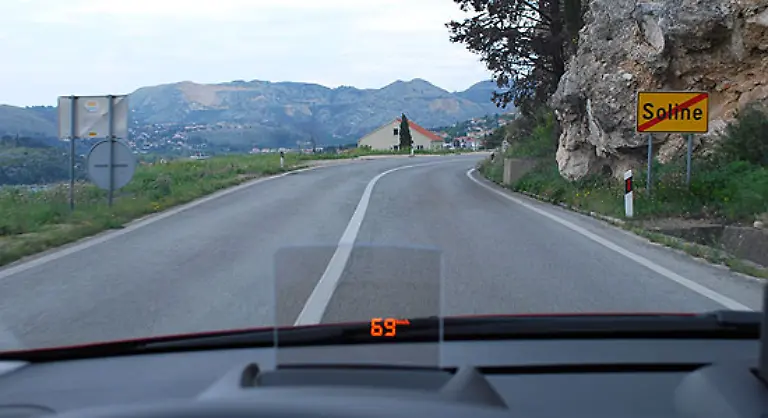Das-Headup-Display-ist-ein-nettes-Zubehoer-was-aber-in-seinem-Nutzen-eher-begrenzt-ist-An-die-Anzeige-der-Geschwindigkeit-in-der-Frontscheibe-gewoehnt-man-sich-allerdings-schnell-und-moechte-sie-bald-nicht-mehr-missen