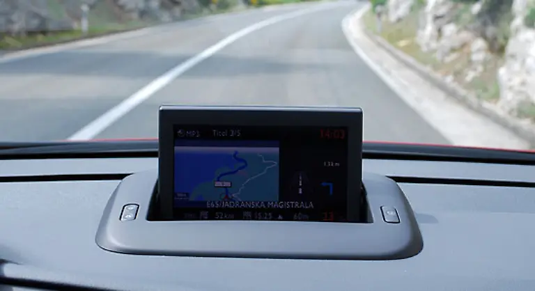 Typisch-fuer-Peugeot-ist-das-versenkbare-Navi-Display-im-Armaturenbrett-Das-System-ist-bewaehrt-und-zeigt-sich-in-der-Darstellung-etwas-verbessert