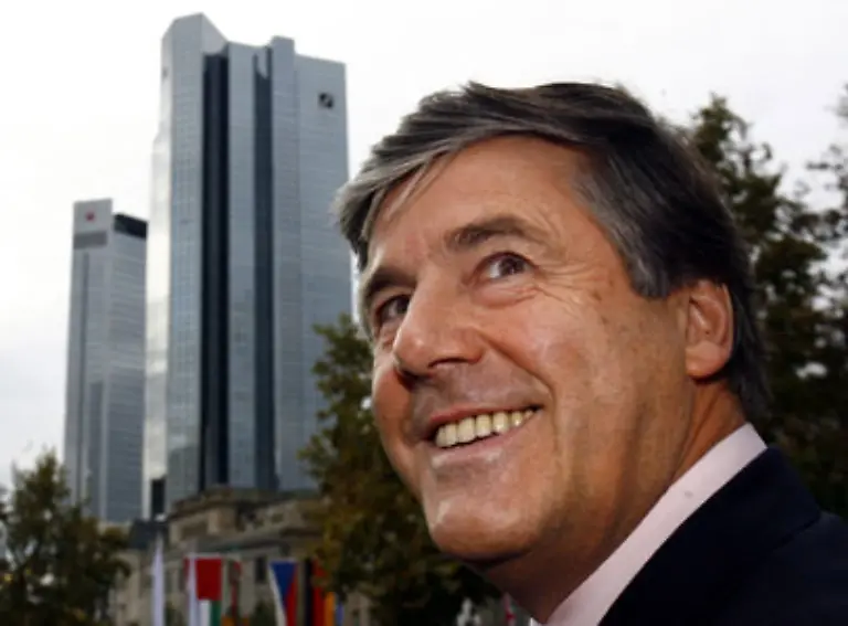 In-der-Bank-gab-es-Zweifel-ob-ein-Nachfolger-der-Integrationsfigur-Ackermann-diese-Ruhe-haette-beibehalten-koennen-Wenn-man-den-Pfropfen-aus-der-Wanne-zieht-entsteht-im-Badewasser-ein-Strudel-warnt-ein-Top-Banker