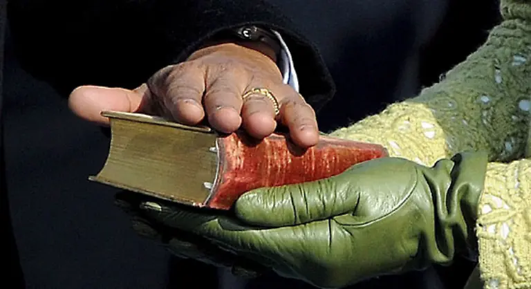 20-Januar-Obama-legt-neben-Ehefrau-Michelle-die-die-Bibel-in-den-Haenden-haelt-den-Amtseid-zu-seiner-Einfuehrung-zum-44-Praesidenten-der-Vereinigten-Staaten-Amerikas-ab