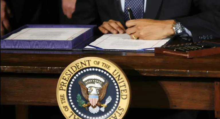 4-Februar-Obama-unterzeichnet-ein-Gesetz