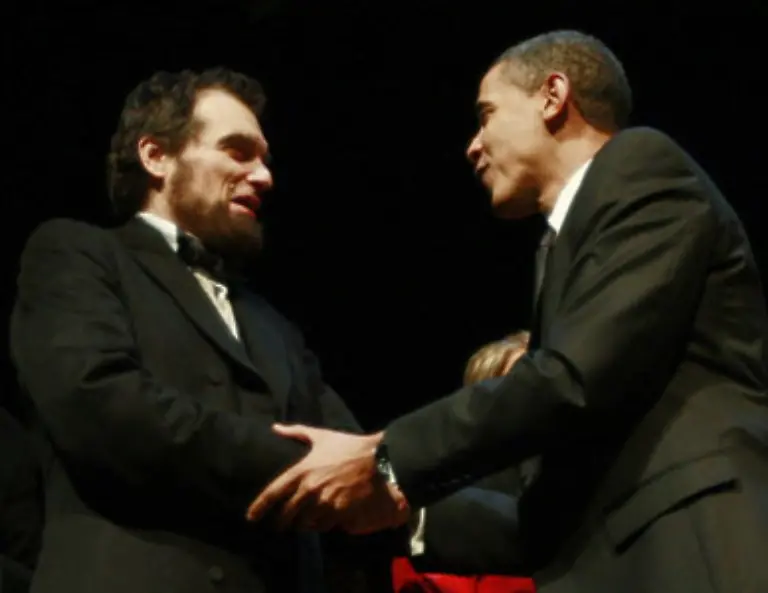 12-Februar-Obama-bedankt-sich-auf-einer-Gala-im-Wahingtoner-Ford-Theater-anlaesslich-des-200-Geburtstags-Abraham-Lincolns-bei-einem-Lincoln-Darsteller