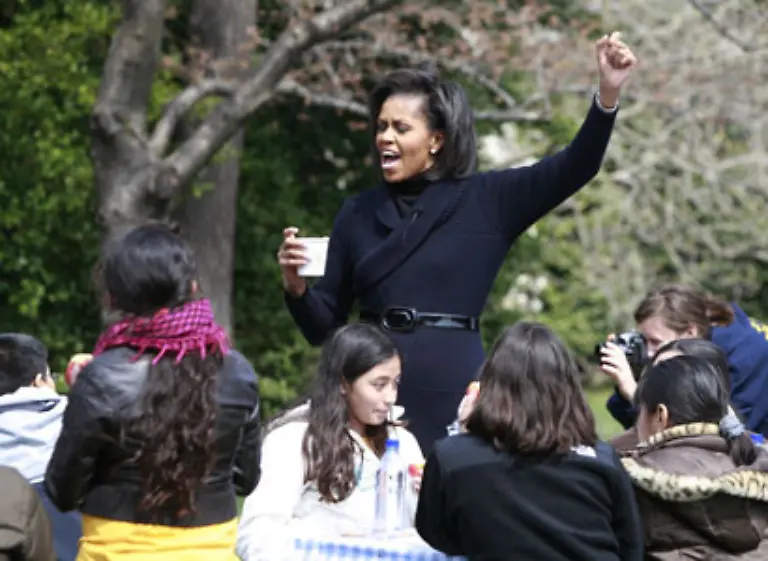 20-Maerz-Michelle-Obama-legt-den-Grundstein-fuer-einen-Gemuesegarten-im-Weissen-Haus-Grundschueler-aus-Washington-helfen-dabei