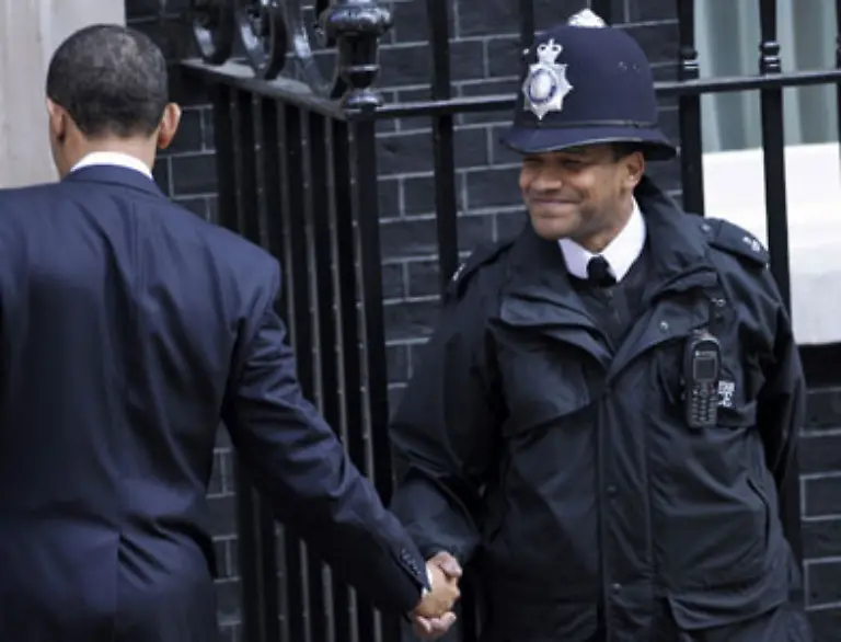 1-April-Obama-begruesst-eine-Wache-in-der-Downing-Street-10