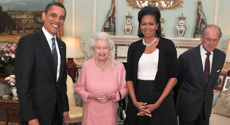 Ein-Bild-fuers-Erinnerungsalbum-Barack-und-Michelle-Obama-im-Buckingham-Palast-mit-Koenigin-Elizabeth-II-und-Prinz-Philip
