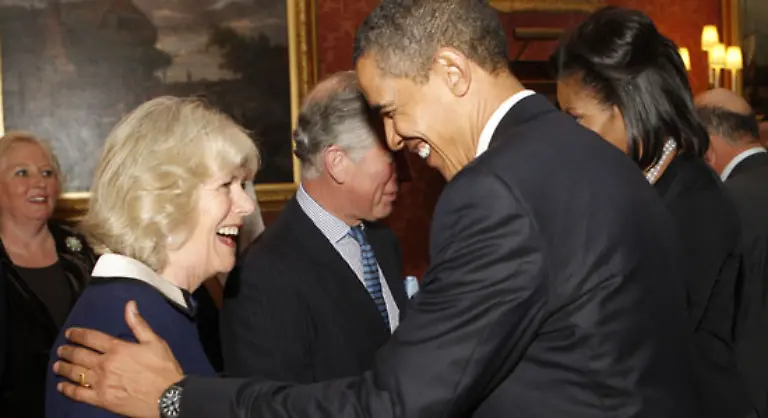 Im-Buckingham-Palst-kommt-es-auch-zu-einem-heiteren-Treffen-mit-Prinz-Charles-und-Gemahlin-Camilla