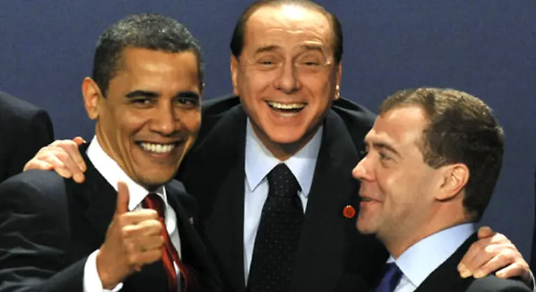 posiert-mit-Silvio-Berlusconi-und-Dimitri-Medwedew-vor-Journalisten