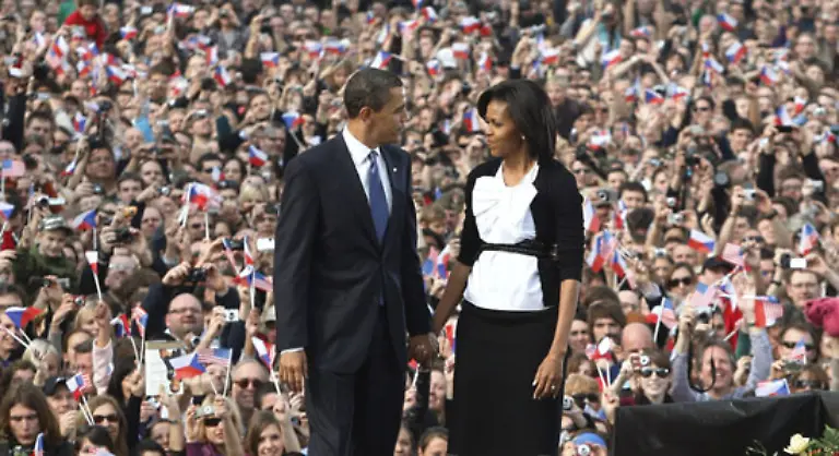 5-April-Obama-betritt-mit-Frau-Michelle-die-Buehne-auf-dem-Hradcany-Platz-in-Prag