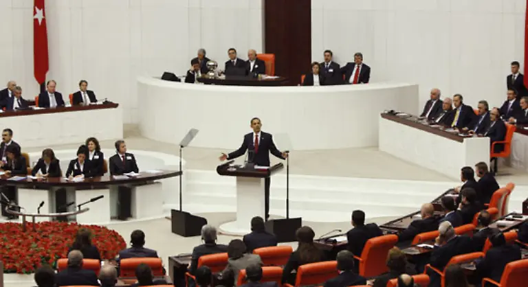 haelt-eine-Rede-im-tuerkischen-Parlament