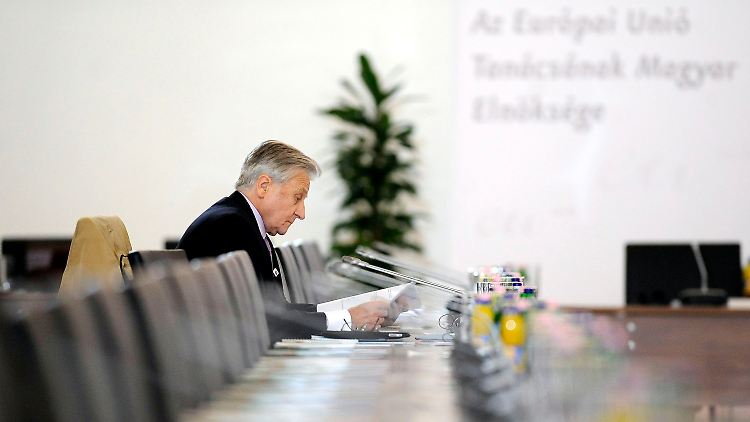 Die Stirn in Falten: Jean-Claude Trichet geht in Gödöllö vertrauliche Informationen durch.