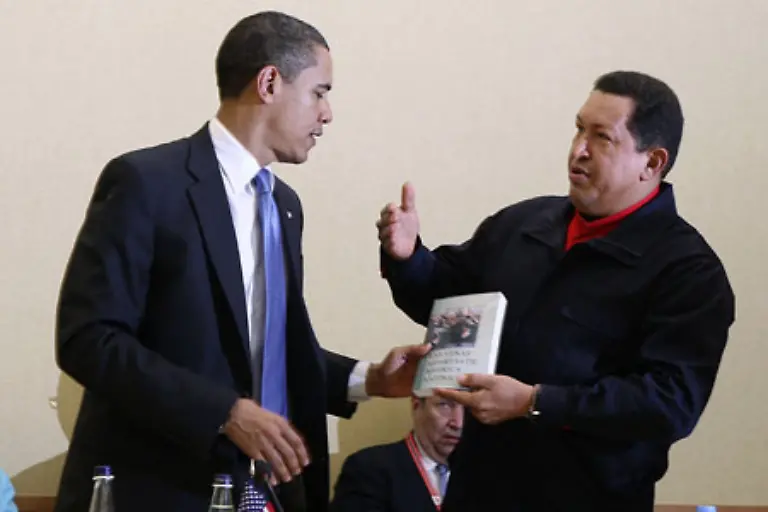 18-April-Venezuelas-Praesident-Hugo-Chavez-schenkt-ihm-ein-Buch-mit-dem-Titel-The-Open-Veins-of-Latin-America-Die-offenen-Adern-Lateinamerikas