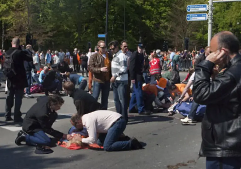 Die-Polizei-startete-sofort-einen-Grosseinsatz-zum-Schutz-der-koeniglichen-Familie-sowie-zur-Klaerung-der-Hintergruende-des-grauenvollen-Geschehens