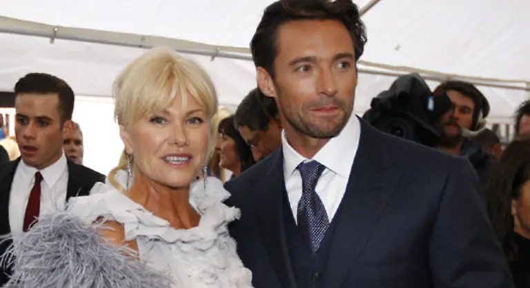 Ach-ja-seine-Frau-Das-ist-Deborra-Lee-Furness-ebenfalls-Schauspielerin-und-er-lernte-sie-bei-Dreharbeiten-zu-Corelli-kennen