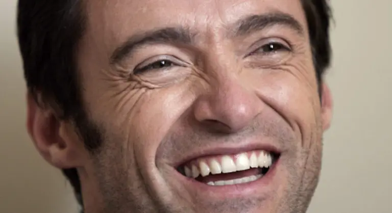 einem-Laecheln-das-nach-regelmaessiger-Anwendung-von-Zahnseide-aussieht