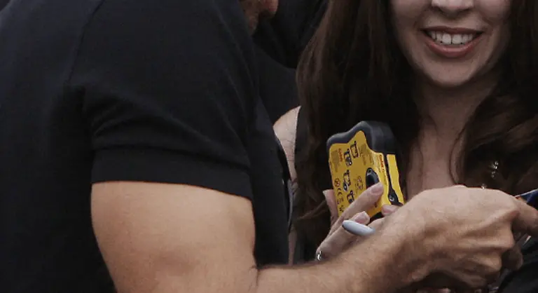 In-einem-schwarzen-Hemd-angenehm-zum-Bersten-gespannt-an-den-richtigen-Stellen-Brust-Oberarme