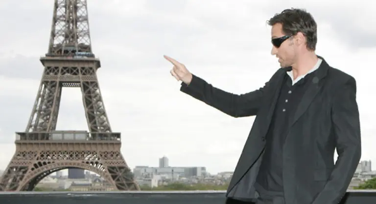 Die-gnadenlose-Pressefrau-die-hinter-Hugh-Jackman-sitzt-zaehlt-die-Minuten-von-hinten-runter