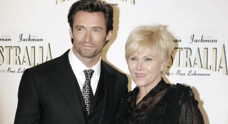 Wie-schaffen-Sie-das-Selbstverstaendlich-ist-die-Journalistin-wieder-knallrot-im-Gesicht-denn-immer-noch-denkt-sie-darueber-nach-dass-sie-seine-Frau-insgeheim-viel-zu-alt-fuer-ihn-findet-und-sich-fragt-wie-sie-ihm-das-ELEGANT-unterbuttern-koennte