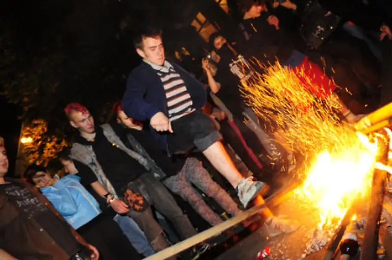 Auch-in-Berlin-und-Hamburg-wo-es-traditionell-weniger-um-Hexen-und-Teufel-geht-sondern-mehr-um-Auseinandersetzungen-zwischen-Autonomen-und-Polizei-kommt-es-nur-vereinzelt-zu-den-befuerchteten-Krawallen